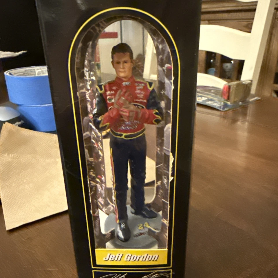 杰夫·戈登迷你雕像人物收藏品签名系列 2002 NASCAR  — 第 1/3 张图片