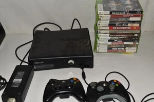Xbox 360 Console Bundle Tested W/ 15 Games Good Titles 2 Controllers (YED81) - Picture 1 of 5