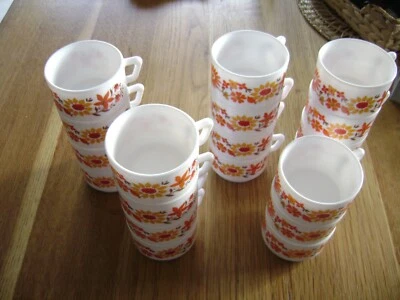 TASSE A CAFE VINTAGE   ARCOPAL DECOR FLEURS ORANGE 1970 superbe etat a l unité - Photo 1/4