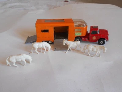 Lesney Matchbox Super kings K 18 Dodge horse trailer Ascot stables with horses - Image 1 of 4