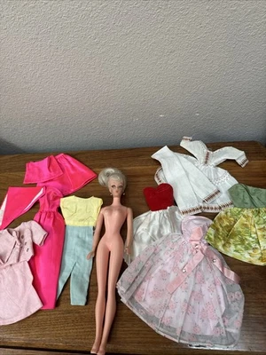 Boneca Barbie clone loira platina vintage com roupas - Imagem 1 de 4