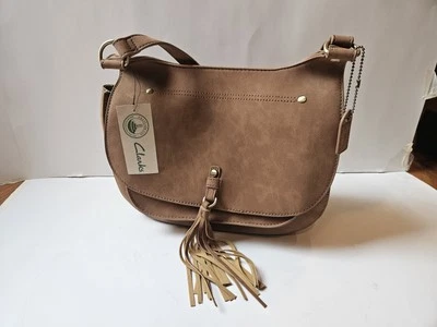 CLARKS ~ коричневый кожаный через плечо сумочка ~ Дамская сумка ~ седло сумка ~ кисточки ~ золото оборудование - Изображение 1 из 4