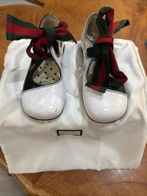 Zapatos Mary Jane de cuero blanco y negro con cinta Gucci para niños Foto 1 de 4