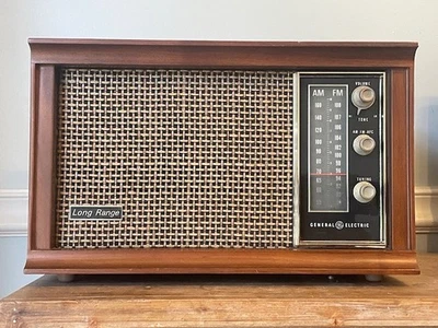 Radio de tubo AM/FM vintage GE T265B - Altavoz NOS totalmente restaurado y actualizado Foto 1 de 4