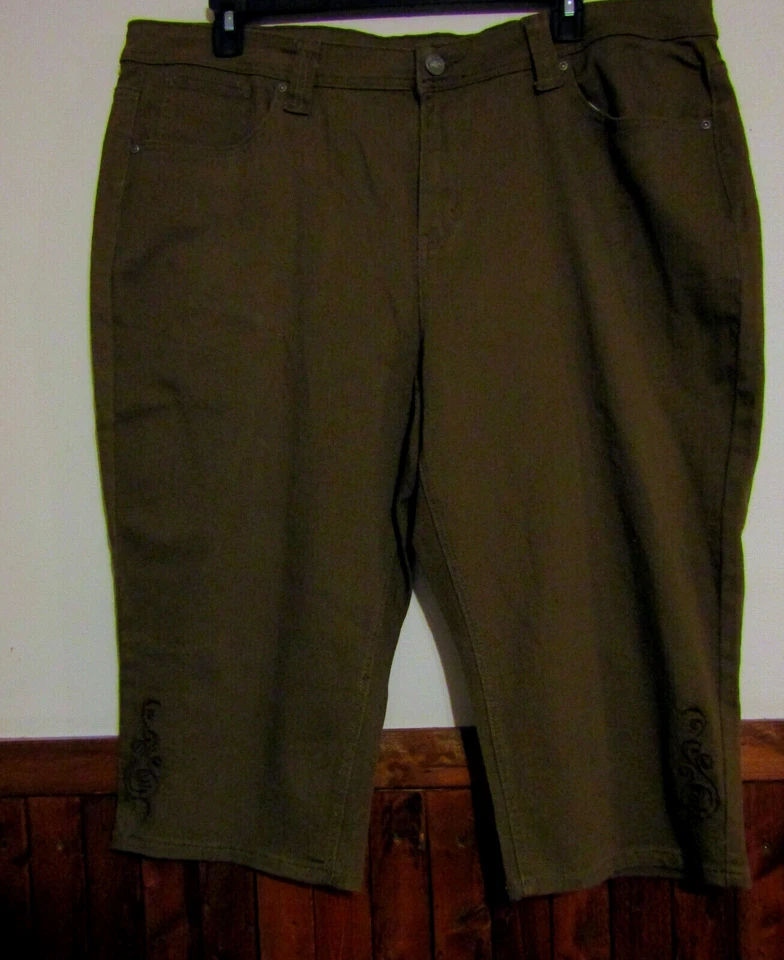 BASIC EDITIONS CAPRI PANTS WOMANS 26W BROWN DENIM WITH SCROLLED POCKETS NWT - Image 1 of 3