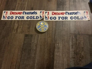 (2) Pegatinas de parachoques doradas y hebilla de cinturón Denver Nuggets Go for - Imagen 1 de 3
