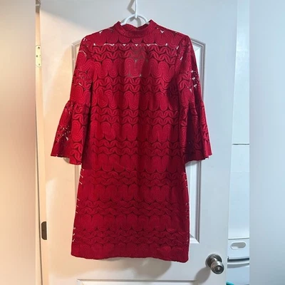 Vestido Trina Turk Rubí Rosa Torcido Rojo Encaje Cambio Manga Campana Cuello Simulado Foto 1 de 4