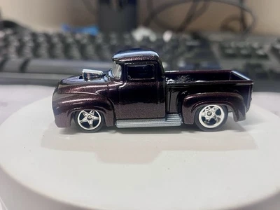 Camión Ford 56 Hot Wheels pintura personalizada e intercambio de ruedas Foto 1 de 4