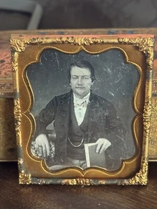 1/6 PLACA DAGUERROTIPO Ojos Claros Hombre Joven Cabello Perfecto Sosteniendo Un Libro - Imagen 1 de 2