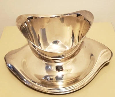 Flair от 1847 Rodger Bros. Посеребренная Подливная Лодка с Прикрепленным Лотком - Изображение 1 из 4