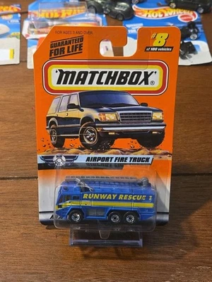 Matchbox #8 Airport Fire Truck Blue Air Traffic Series 1999 nuevo en tarjeta Foto 1 de 2