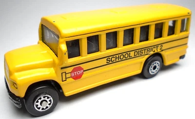 2022 MAISTO SCHOOL DISTRICT 2 YELLOW 1:64 DIECAST 3" SCHOOL BUS W BLACK & CHROME - Image 1 of 4