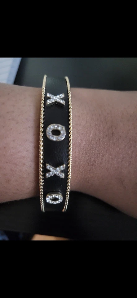 Brazalete Lane Bryant Valentine's Chapado en Oro Y2K con Brillo XOXO en Cuero Negro Foto 1 de 4