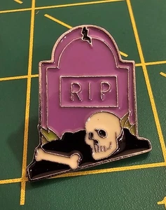Prendedor de solapa o sombrero de metal de novedad de Halloween lápida rasgada púrpura. (35) - Imagen 1 de 2