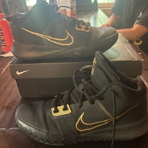 Size 10.5 - Nike Kyrie Flytrap 4 Black Metallic Gold - Picture 1 of 10