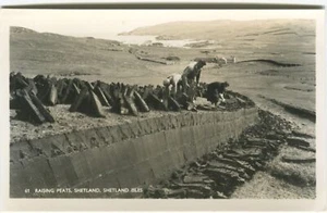 RAISING PEATS - Shetland Social History Postcard  - Picture 1 of 2