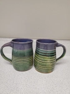 2 Steingut Keramik Kaffee Tee Becher lila türkis grüne Glasur signiert S handgeworfen - Bild 1 von 10