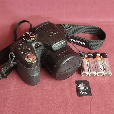 Fujifilm FinePix S2950 14MP Digital Camera 18x Zoom 4GB SDHD AA Batteries MINT - Image 1 of 4