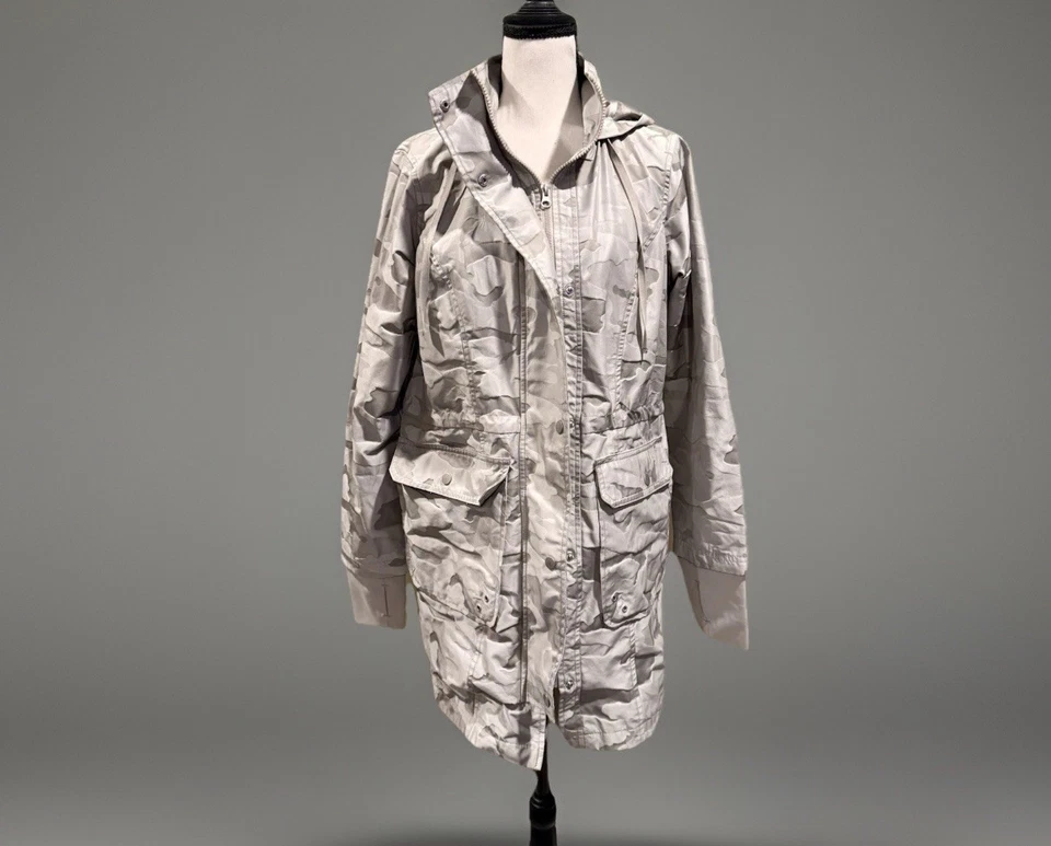 Chaqueta de lluvia para mujer mediana 8-10 gris camuflaje cintura ceñida cubiertas de manos atléticas funciona Foto 1 de 4
