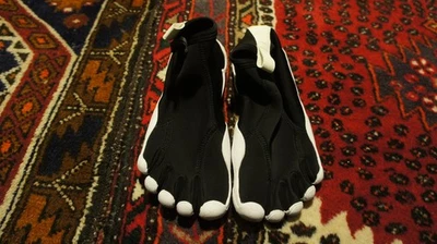 Vibram Fivefingers V-NEOP negro/blanco 21W9601 talla 8,5-9 falta suela  Foto 1 de 4