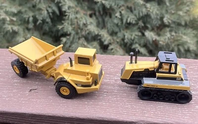 ERTL 1:64 Lote de 2 camiones de volteo articulados Caterpillar D250 y Challenger 65 Foto 1 de 4
