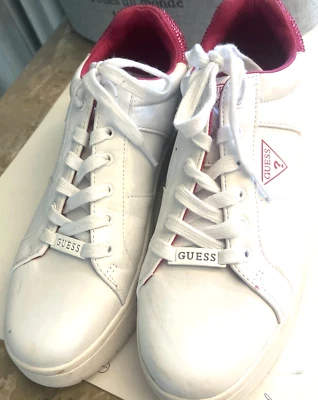 Zapatillas Guess usadas para mujer blancas con ribete rosa, hermosas talla 10 Foto 1 de 4