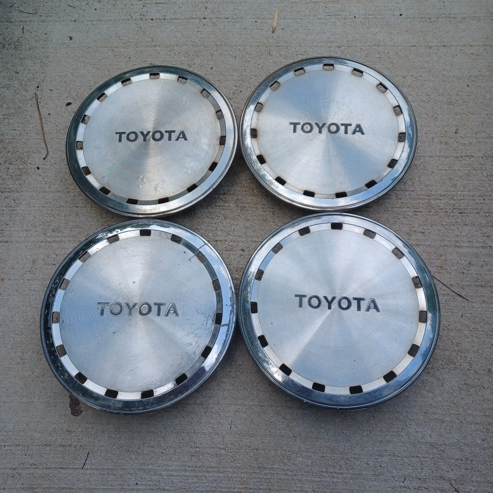 Juego de tapas centrales Toyota Camry (4 piezas) 1983-1986 pieza # 6598 Foto 1 de 4