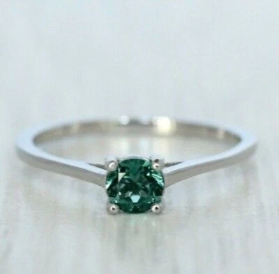 Anillo de boda redondo de 1,50 quilates creado en laboratorio esmeralda verde para mujer enchapado en oro blanco de 14 quilates Foto 1 de 4