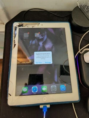 Apple iPad  2.  9.7in Tablet silver 16GB  - Image 1 of 4
