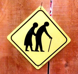 Señal de ruta de carretera símbolo Xing para ancianos que cruzan - Imagen 1 de 1