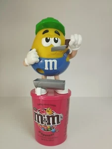M & M's Spender Bauarbeiter Süßigkeiten Dose Schokolade Gelb Rot Grün  - Bild 1 von 6