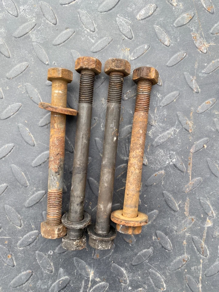 Задние длинные болты крепления открытого дифференциала последнего привода BMW 2002 1602 E10 2002tii - Изображение 1 из 1