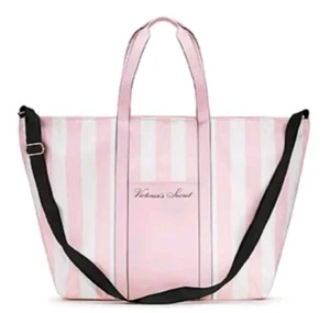 Neu mit Etikett Victoria's Secret Weekender-Tasche Logo pink weiß gestreift  - Bild 1 von 2