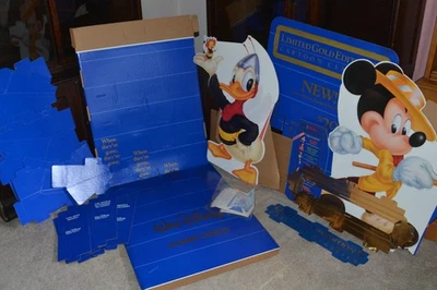 DE COLECCIÓN DISNEY VHS PROMO Estante de Exhibición Años 90 NUEVO Limitado EDICIÓN DORADA II Pantalla de Piso Foto 1 de 4