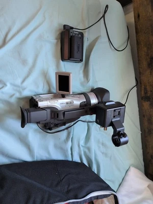 Цифровая видеокамера Canon DM-GL2A 3CCD 100-кратный зум Mini DV и SD протестирована! GL2 - Изображение 1 из 4