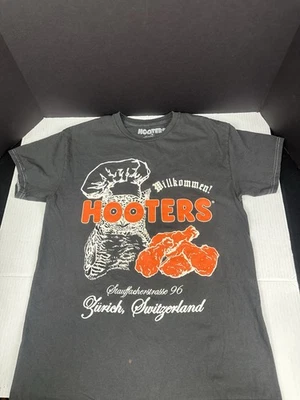 Camiseta Hooters VTG Zurique Suíça Tamanho M Preta Bem-vindo Ver Fotos - Imagem 1 de 4