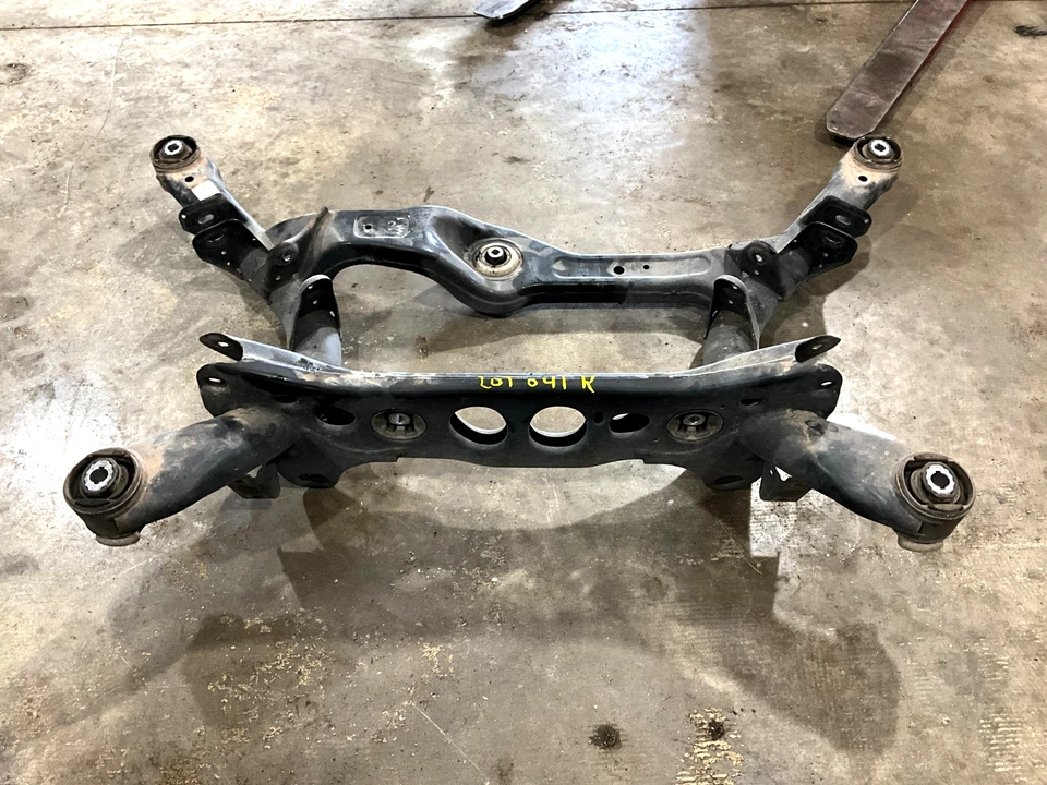 2009-2016 AUDI A4 REAR SUSPENSION SUBFRAME CROSSMEMBER CRADLE, OEM LOT041 Foto 1 de 4