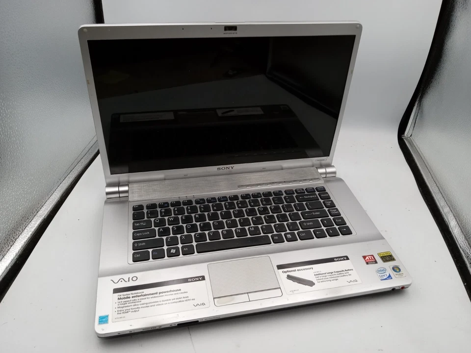 Sony Vaio VGN-FW139E 16.4" Laptop Intel Core 2 Duo 3GB RAM - BOOTS - READ  -RR - Image 1 of 4