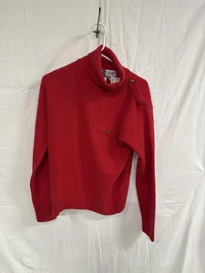 Suéter rojo de cuello alto para mujer con detalle de botones en el hombro - Imagen 1 de 3