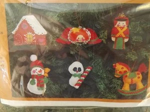 Fuera de imprenta vintage 1983 Navidad 6 TOYLAND 4 1/2" ADORNOS KIT de bordado de fieltro sin usar - Imagen 1 de 1