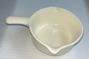 Salsiera con manico Pfaltzgraff - 4" diametro x 2" profondità manca pascolo sul fondo - Foto 1 di 3