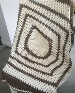Nueva silla de ganchillo de mano sofá alfombra para regazo manta para bebé 100 x 95 cms marrón crema - Imagen 1 de 8