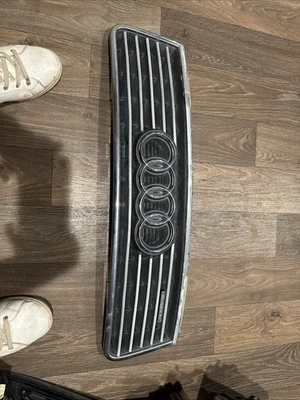 Решетка на капот 2002 Audi A6 - Изображение 1 из 4