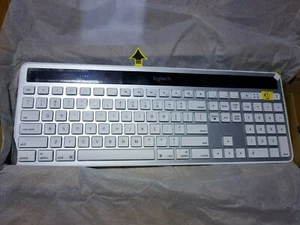 ORIGINAL KEYBROAD K750 SOLAR FOR MAC---LOGITECH---WIRELESS WHITE---NICE - Picture 1 of 7