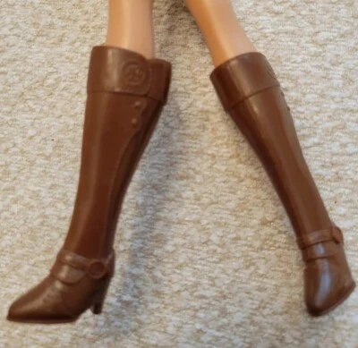 Zapatos Muñeca Barbie ☆ Estilo Ecuestre ☆ Logo Cola de Caballo ☆ Botas Altas de Goma Marrón Foto 1 de 4