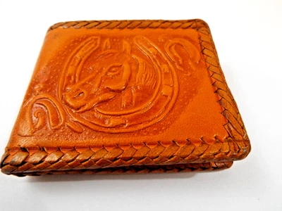 Cartera Hombre Doble Plegable Cuero Genuino Repujado Caballos Color Castaño Hecha en México Foto 1 de 4