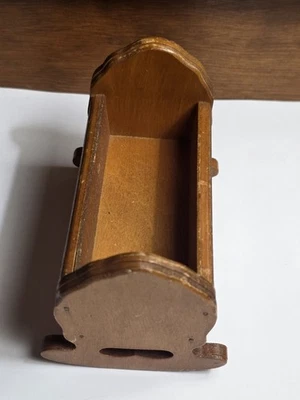 Cuna miniatura de madera para casa de muñecas WANNERS Grand Rapids MI Foto 1 de 4