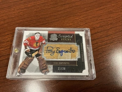 2023-24 Upper Deck The Cup Phil Esposito palos con guión # 04/15 Foto 1 de 2