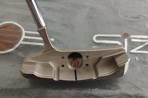 Sizemore KB-1 Signature Series putter 34" con impugnatura in pelle da scaffale Ltd. 230/250 - Foto 1 di 7