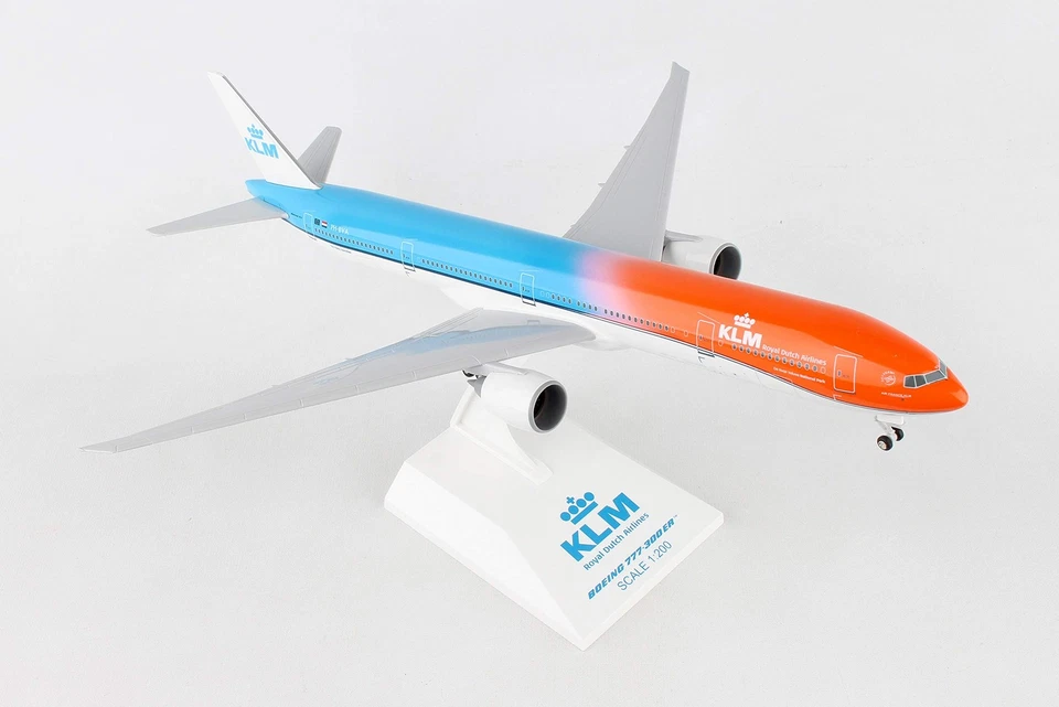 Daron KLM 777-300ER Orange Pride con engranaje 1/200 (SKR972) Foto 1 de 1